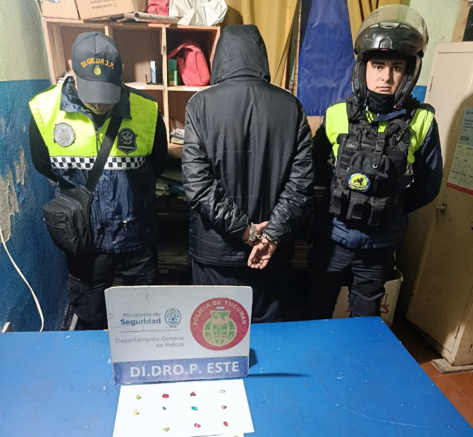 Quiso escapar cuando vio a la Policía pero la droga que ocultaba en una de sus medias se lo impidió